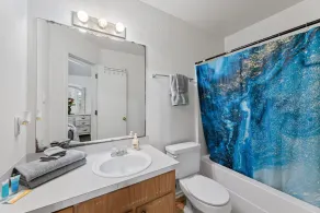 Cheerful 3-bedroom with fenced backyard. - Image 3