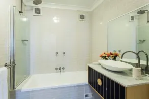 Chic apartment waterfront access - Image 3