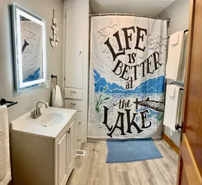 QUAINT 2BR LAKE COTTAGE 1 MINUTE WALK TO JET EXPRESS AND RESTAURANTS - Image 2