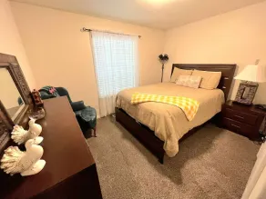 Cheerful 4-Bedroom home with an interior fireplace - Image 2