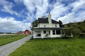 6BR Cozy Farmhouse Retreat w/ Sunset Views & Fun Minutes from Train to Seattle - Image 5
