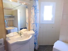 A226 Seasonal rental 1 bedroom apartment, parking in Roses, - Image 3