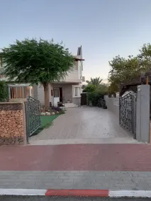 יחידת אירוח קומפלט מתאימה לחמישה אנשים+ כל מה שצריך יש זה 50 מר מתחת לבית - Image 4