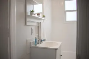Cozy Downtown Apartment: Pet-Friendly Retreat - Image 2