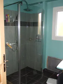 Hus med panoramaudsigt og opvarmet pool nær Les Vans. - Image 3