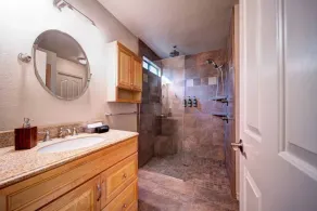 🏡 *NEW* The Artsy Abode ✨ Hot Tub ♨️ BBQ 🍖Foosball ⚽️ - Image 4