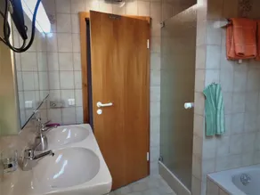 Lejlighed (93sqm), 3 soveværelser, stue, køkken, bad / bruser / toilet, flisebelagt brændeovn, 2 balkoner - Image 3