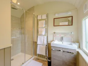 Alojamiento de 2 habitaciones en Horsebridge - Image 4