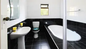 7 Rooms, 8 bathrooms and parking for 9 cars - Image 2
