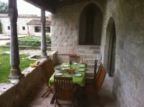 Gite DE Bellecombe AU Chateau Plaisir de la Campagne Proche des Parcs de Loisirs - Image 4