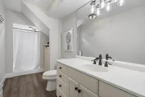 Beautiful 4 bedroom home just 3 1/2 blocks from downtown & Lake Michigan - Image 4