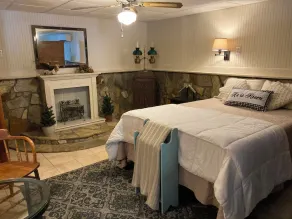Newly remodeled poolside studio apartment on 6 acre horse farm - Image 4