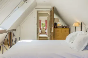 Lyxig interiör designad tvåbäddsstuga i lugnt läge med utsikt över dammar - Image 4