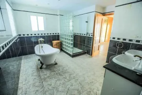 Smuk, moderne, rummelig villa; sover 15. Privat pool og jacuzzi - Image 2
