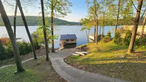 Honeycomb Waterfront Lakehouse with deep water dock - Image 5
