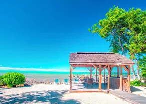 Hidden Paradise 3bed/3bath single family home with open water views & dockage - Image 2