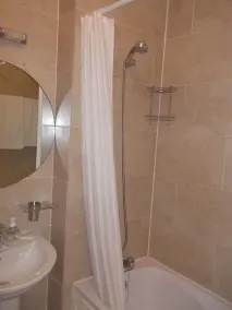 Modern Two Bed Apartment with Parking - Image 4