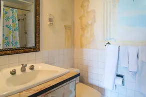 Court Manor - Image 4