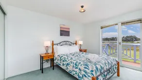 Centrally located with river views - Image 5