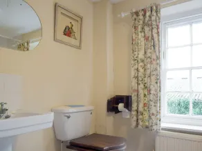 7 bedroom accommodation in Whitchurch - Image 4