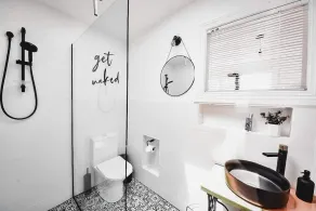 Lux. Waterfront Cottage, Amazing Water Views /Fire Pit /Central/5km-MTB & Beach - Image 4