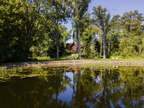 Log Cabin Mansion fronting Strawberry and Bass Lake with large oversized suites. - Image 5