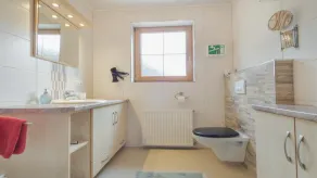 Beautiful, modern apartment in a quiet, central location with mountain views - Image 4