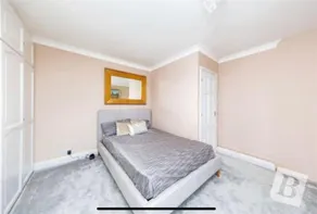 Stunning 4-bed House in Gidea Park - Image 5