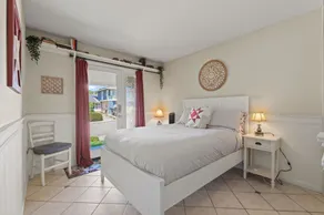 Private Suite with separate entrance and private bath - Image 4