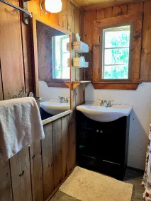 Lake Winnie Waterfront cottage w/ sandy beach, short walk to best spots in town! - Image 2