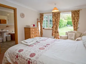 4 bedroom accommodation in Ringstead - Image 3