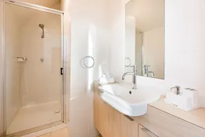 Azura 6 Lejlighed, luxe hovedgade indkvartering: gåtur til strand og by - Image 4