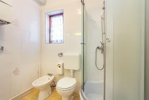 Apartment with large garden to play football - Image 3