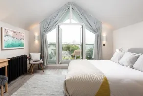 6 The Strand sleeps 8 guests, footsteps from Porth beach - Image 4