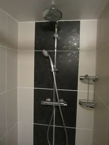 Chalet savoyard typique avec un toit en tavaillons, des murs en tuf et en fuste - Image 4