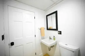 Beautiful Downtown 3 Bedroom 1 & 1/2 Bath/ High Speed Internet/ Cable / Desk - Image 4