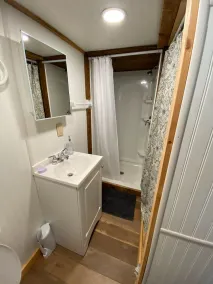 Waterfront Collin’s cabin - Image 3