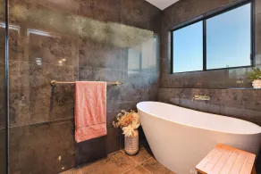 Luxury Home in Alexandra Headland Walk to the Beach Heated Pool 16 guests Pets ✅ - Image 5