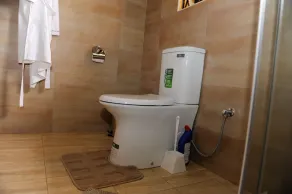 Glamorous, Premium, Ensuite 2-Bed, 2-Bath Apartment - Image 3