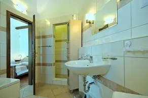 Villa with pool, 8 persons, quiet location, well-kept garden plot - Image 4