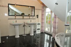 Exclusive apartment with 3 separate bedrooms - Image 5