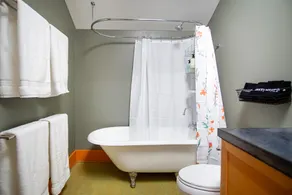 Stunning Remodeled 5-BR Craftsman. 4x King Beds + 2x Twin XL! With AC & Laundry - Image 4