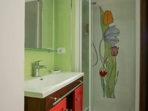 Cozy abode surrounded by greenery, just 10 minutes from the sea - Image 2