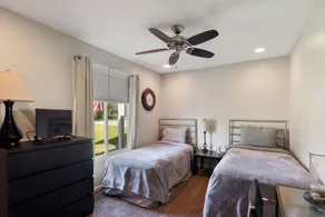 Lakefront Escape from 300/nt-Huge Yard/Lake-Free Kayaks & Pedal Boat-Sandy Beach - Image 3
