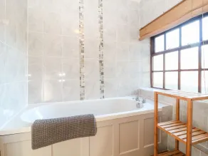 SPRING COTTAGE, family friendly, character holiday cottage in Wroxton - Image 3