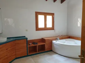 Rymlig villa med pool - Image 3
