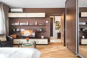 Titan - Park Lake - Studio 37 by MRG Apartments - Image 4
