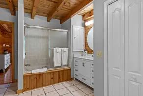 MODERN UPSCALE CABIN WITH UNOBSTRUCTED LAKE & MOUNTAIN VIEWS - Image 3