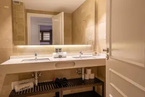 Luxury in the best location - Image 2