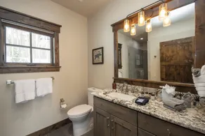 Spacious Elegance, 5 en-suites, hiking trail to town, packed with amenities! - Image 5
